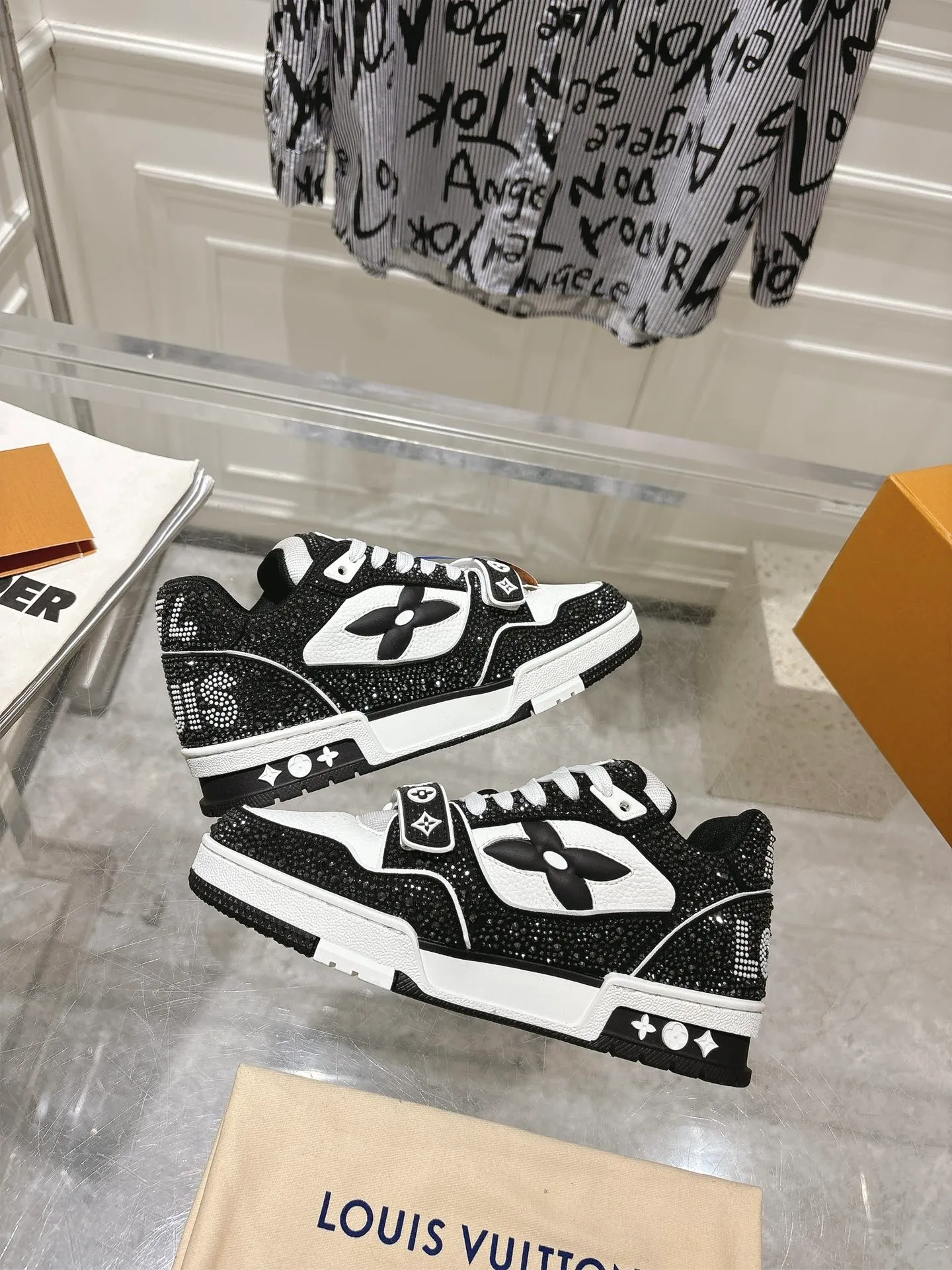 💕💕Factory direct selling price p840💕💕 Top version #couple style ⚠️ Comes with a full set of aviation box packaging ⚠️2️⃣0️⃣2️⃣5️⃣The hot LV full diamond 𝘁𝗿𝗮𝗶𝗻𝗲𝗿 series of the latest couple's sneakers, the quality has been upgraded again, the details are awesome It just doesn’t look too good! The model was sold out immediately within ten minutes of the official website going on sale. TPU outsole, mold fee is 2w+. The texture is comparable to the original version. The feet are made of polymeter micro-material and breathable British mesh. The details are the same as the original version. Please pay attention to distinguish the currency materials on the market. Size: Female 35-39, Male 39-45M